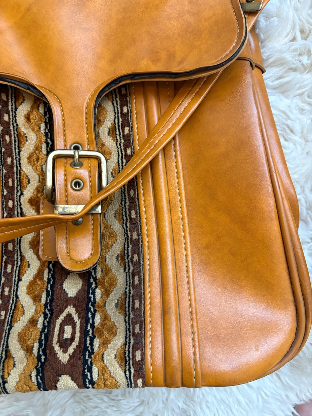 Vintage Caramel Brown Shoulder Bag with Patterned Front 🤎☁️☀️ - Picture 2 of 6